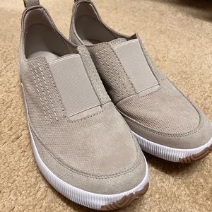 Sorel Women's slip on shoes. Size 9.